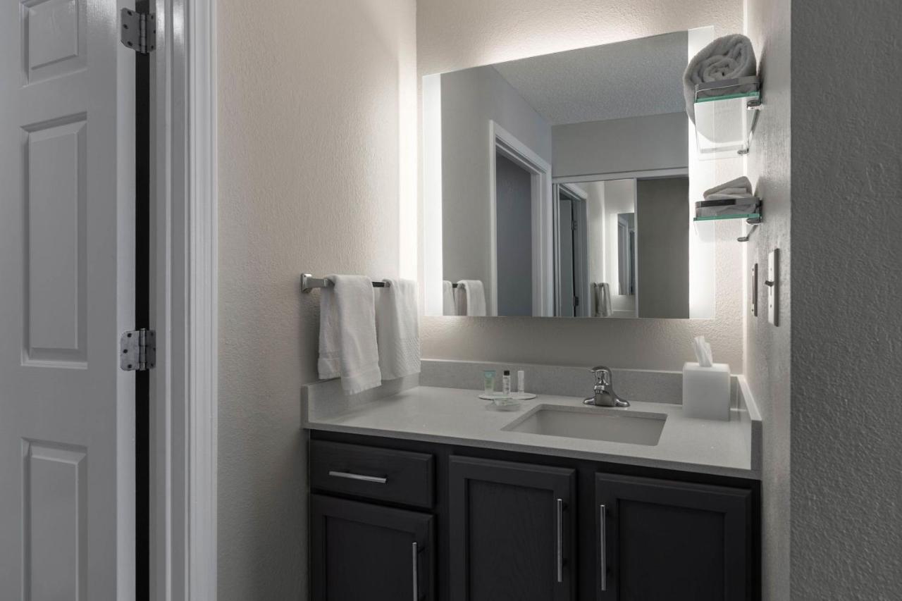 One-Bedroom Queen Suite