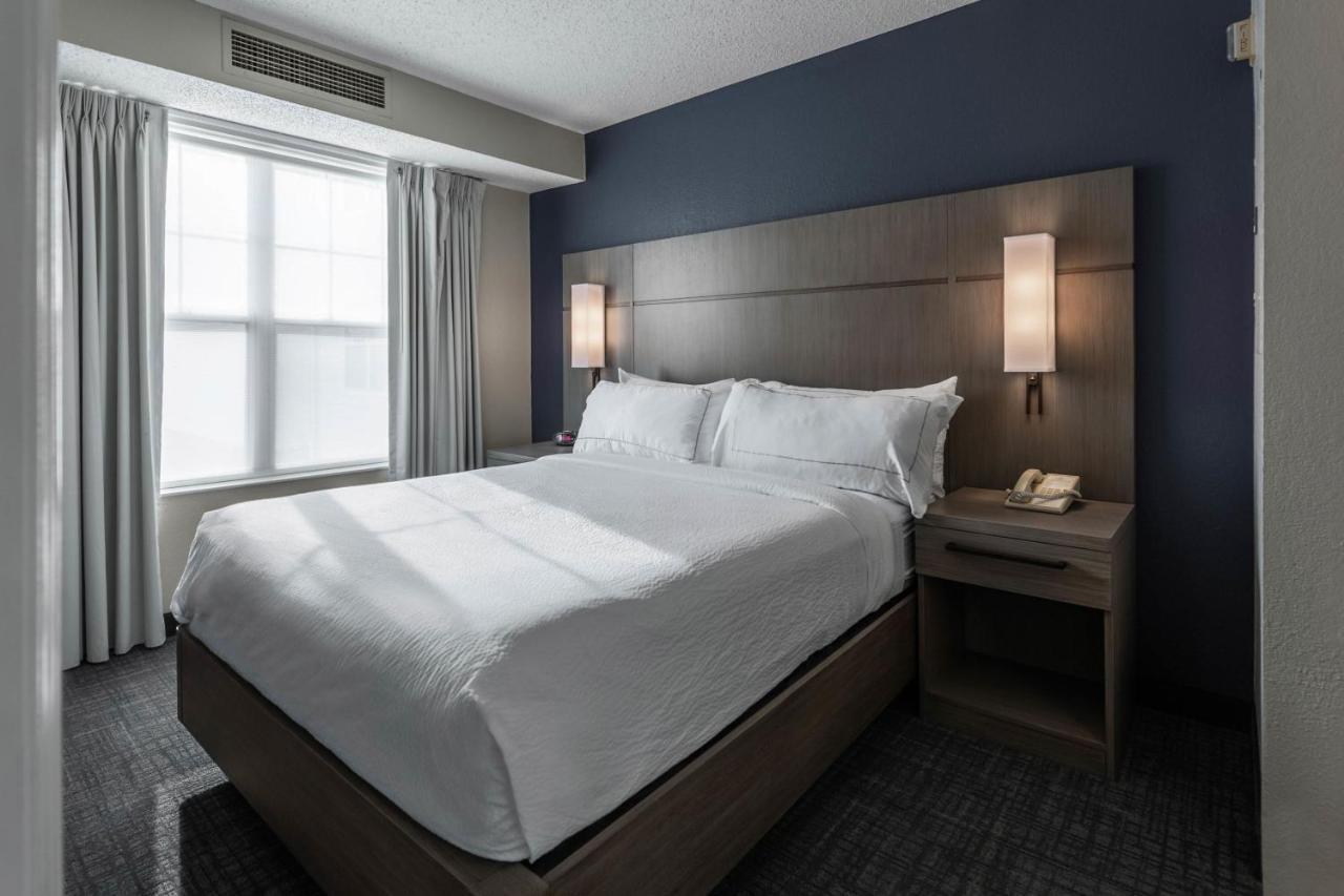 One-Bedroom Queen Suite