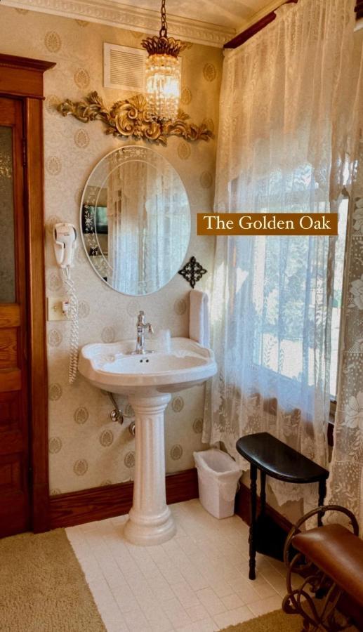 King Suite Golden Oak