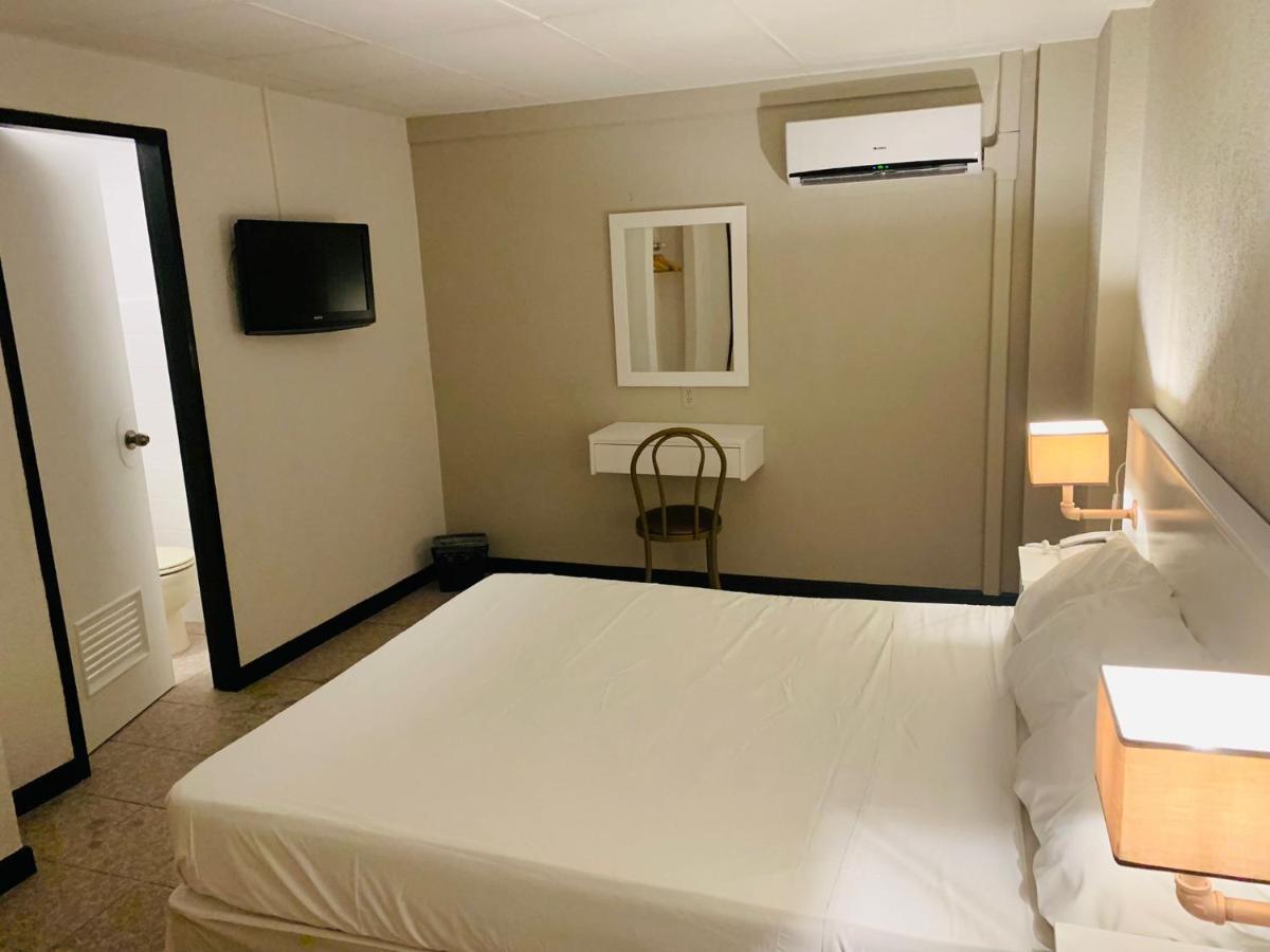 Budget Kamer met Queensize Bed - Zonder Raam