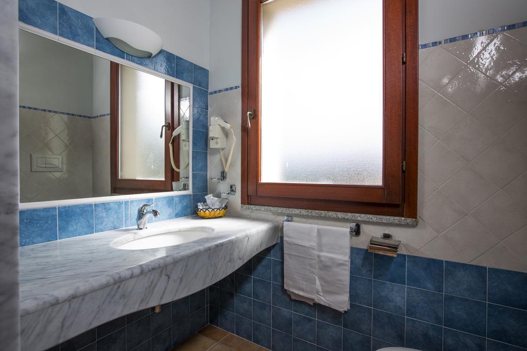 Double or Twin Room,1215982888:JPEG