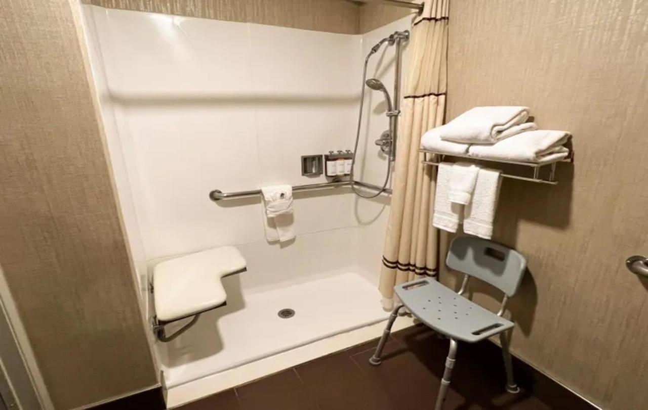 King Room with Roll In Shower - Mobility Access,1410514673:JPEG