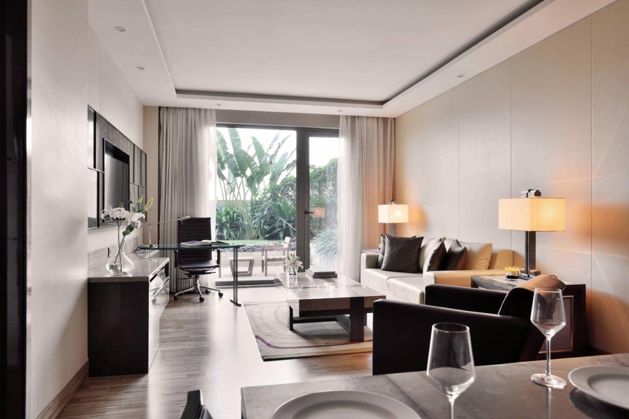 1 Bedroom Suite Executive Lounge Access 1 King Balcony complimentary two-way airport transfers,1658095162:JPEG