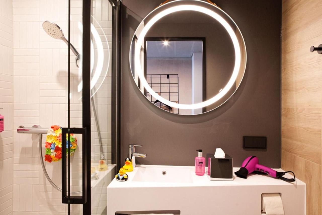 Moxy Guest Room 1 Queen Inland view