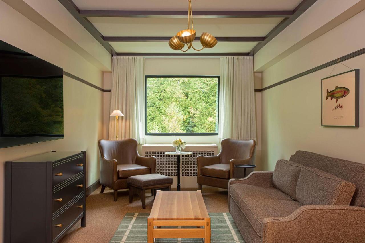 One-Bedroom King Suite Sofa Bed