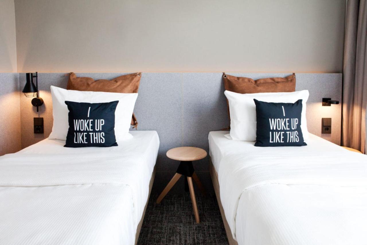 Moxy Twin Guest room 2 Twin or Single Beds Inland view