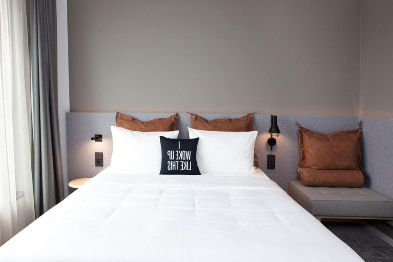 Moxy Guest Room 1 Queen Inland view