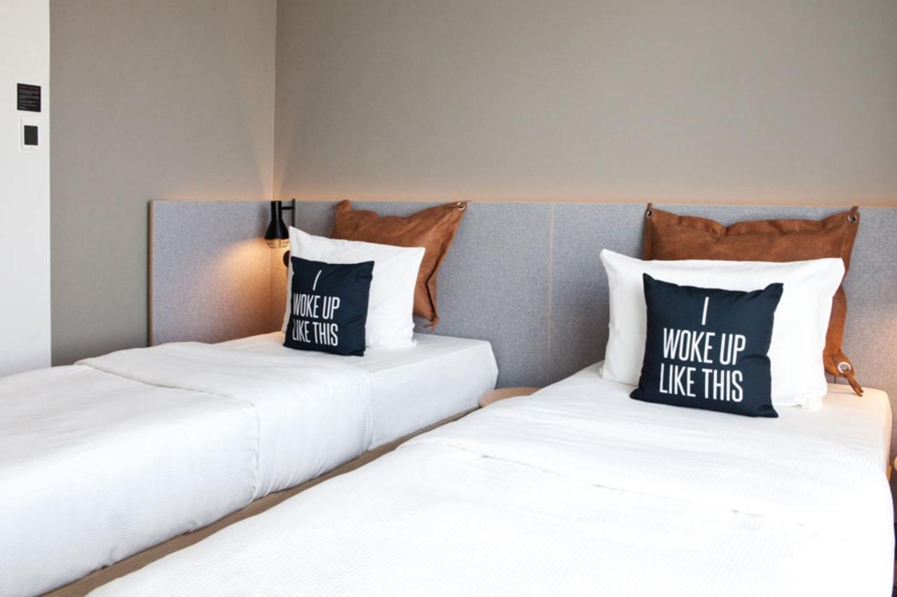 Moxy Twin Guest room 2 Twin or Single Beds Inland view