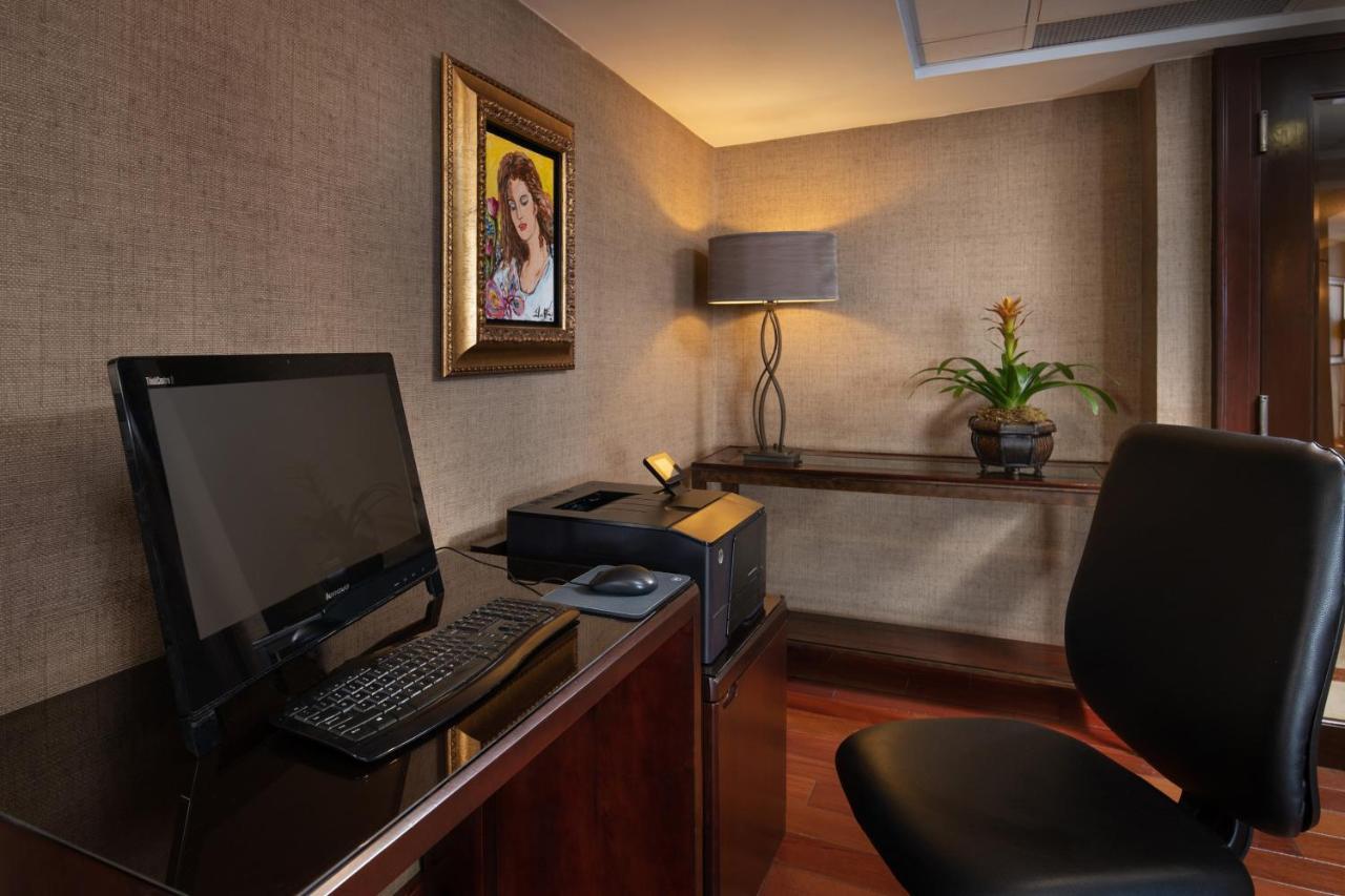 Club lounge access Larger Guest room 1 King Ocean view
