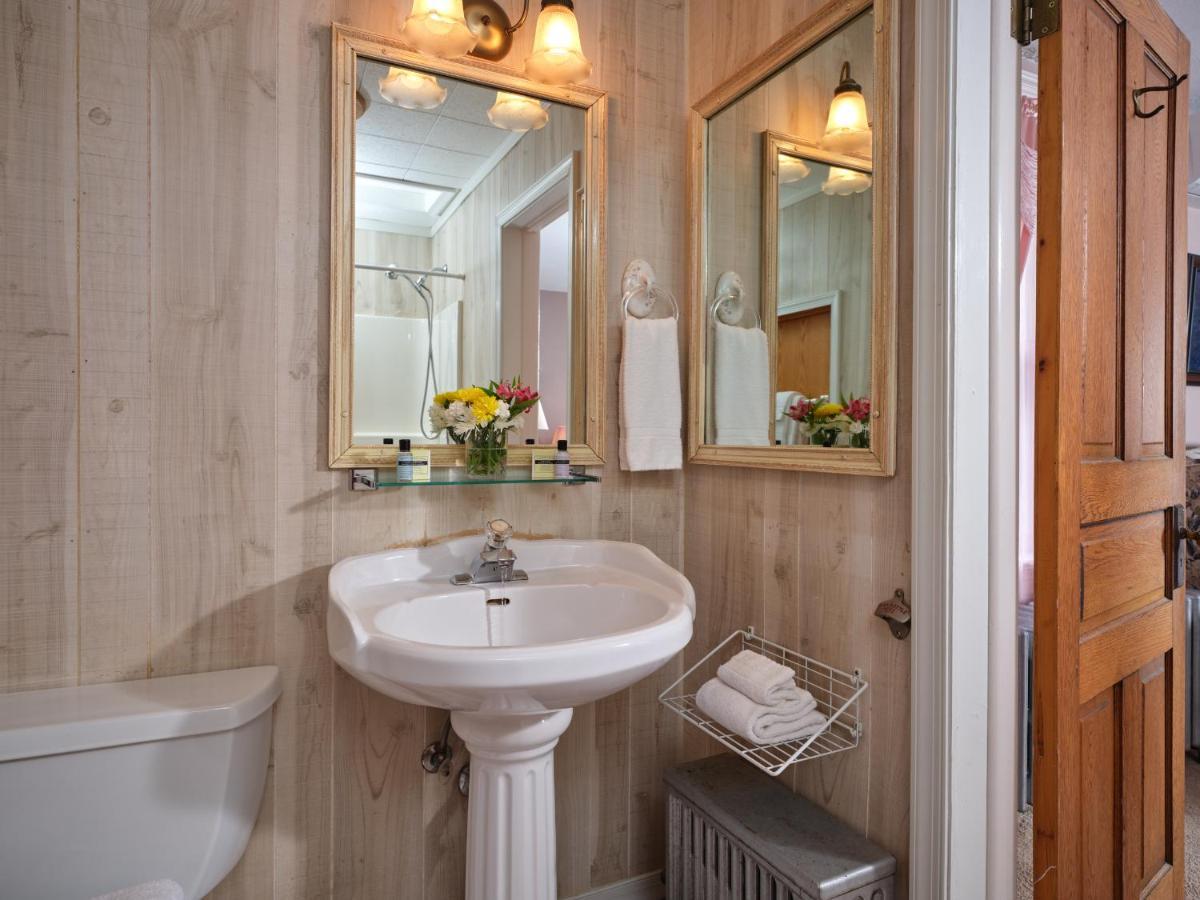 Triple Room Bath