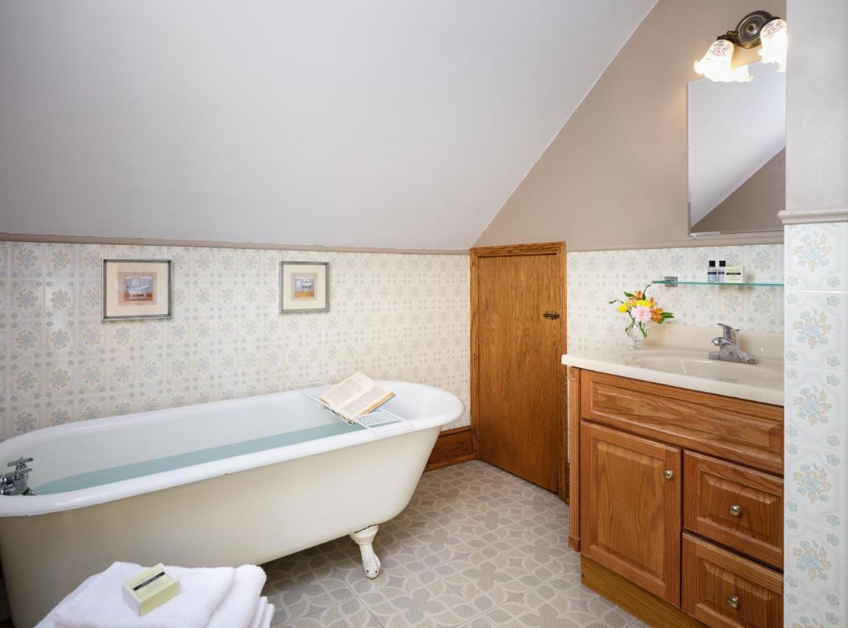 Double Room Private Bathroom