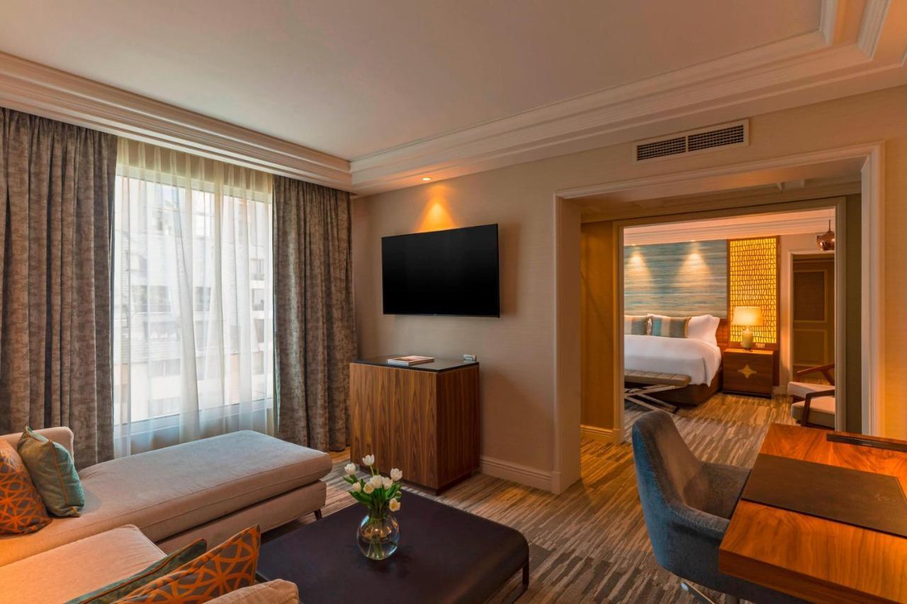 One-Bedroom Executive King Suite Club Lounge Access