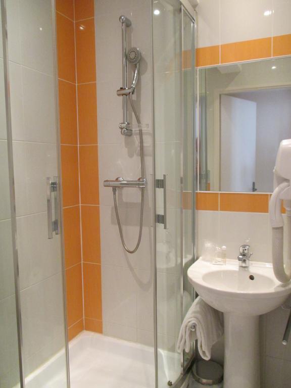 2 Double Rooms Next to each other