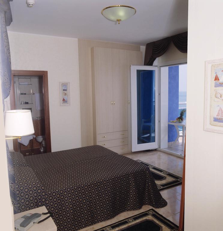 Tweepersoonskamer met 1 Tweepersoonsbed of 2 Aparte Bedden met Uitzicht op Zee en Balkon