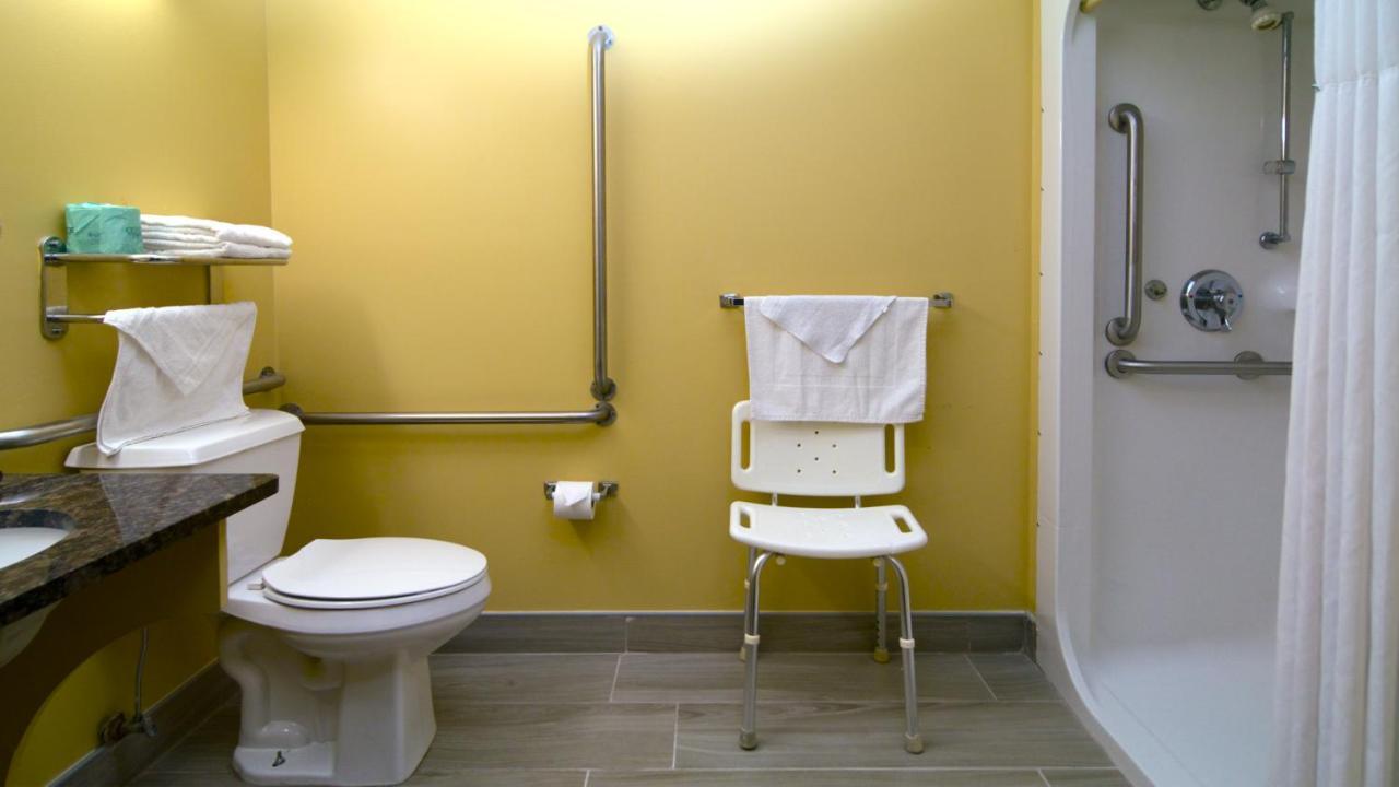 Queen Room with One Queen Bed - Mobility Access/Non-Smoking