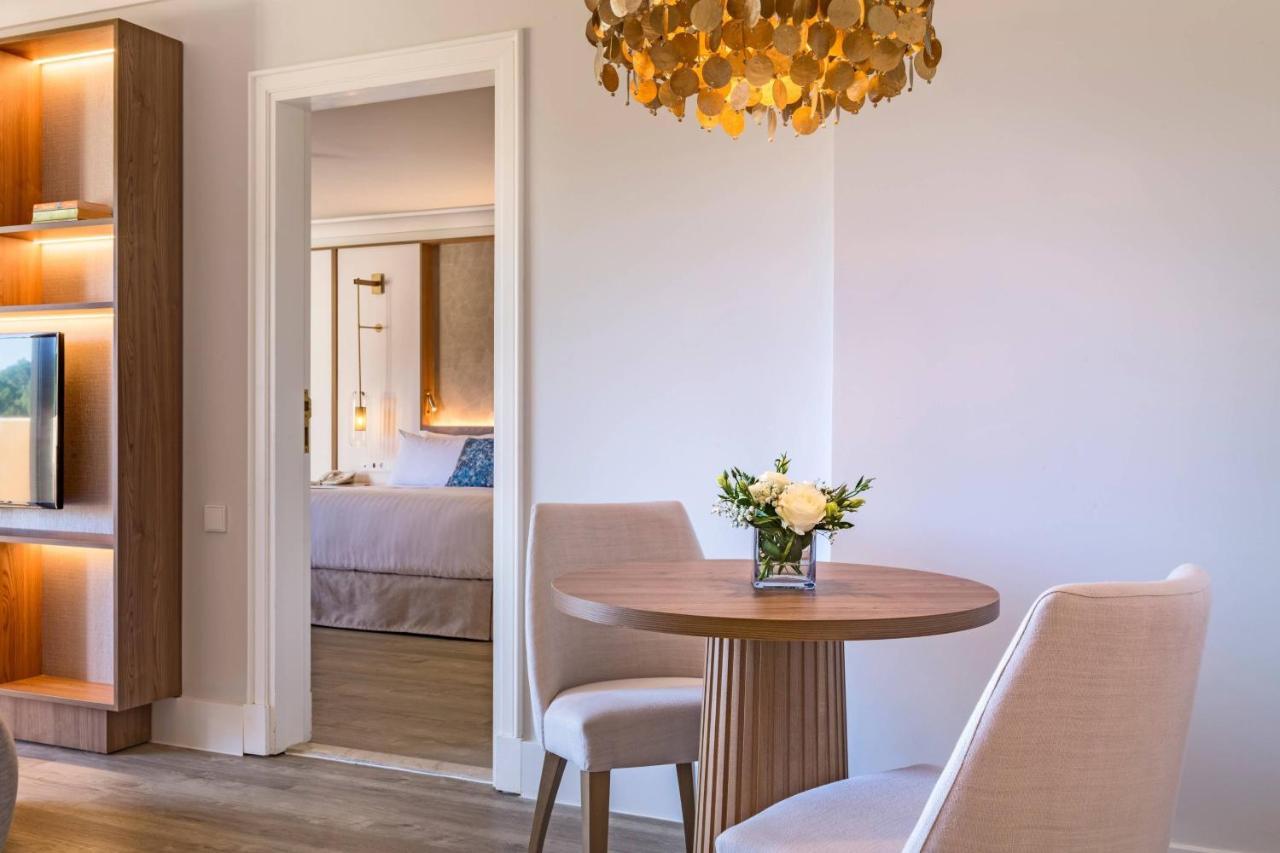 Suite con cama extragrande, sofá cama, balcón y vistas al complejo