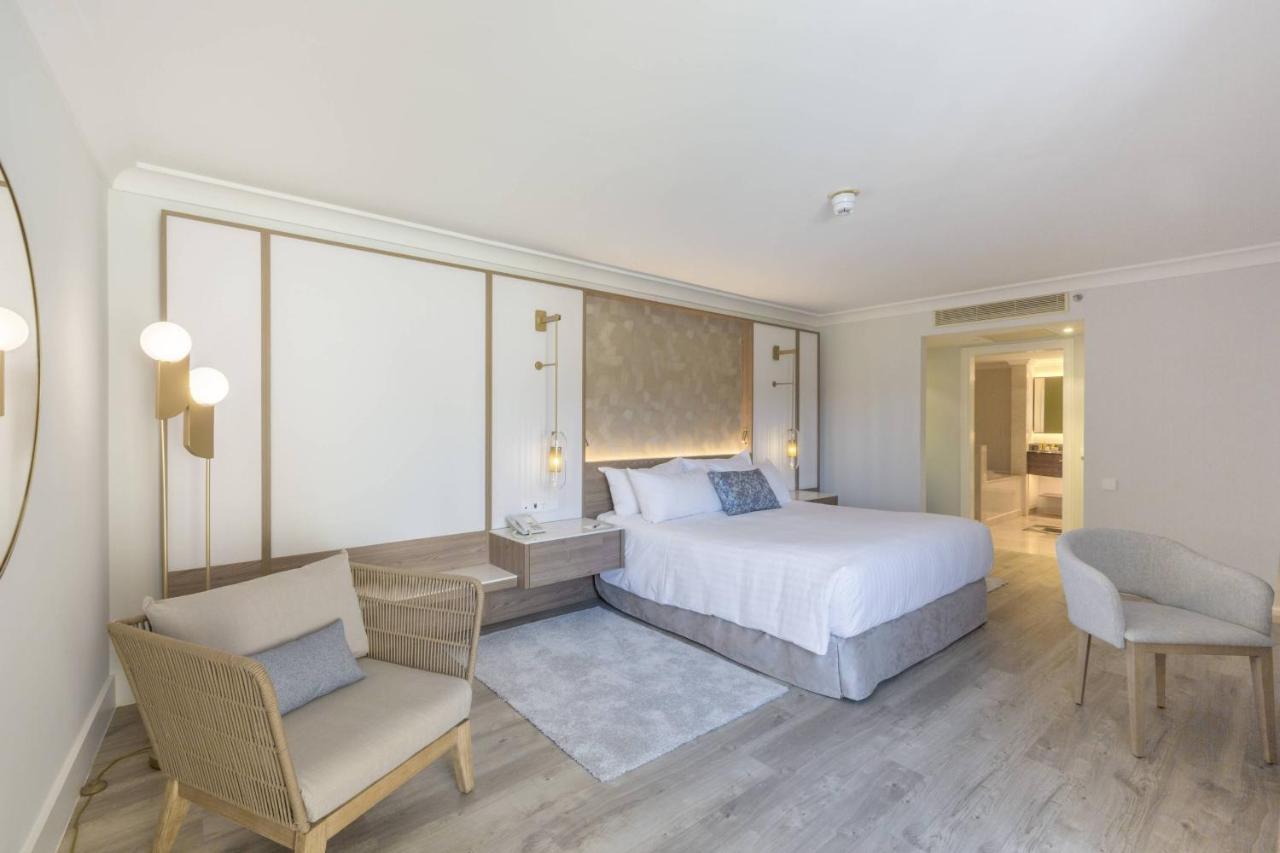 Suite Estándar con cama extragrande, sofá cama, balcón y vistas al interior