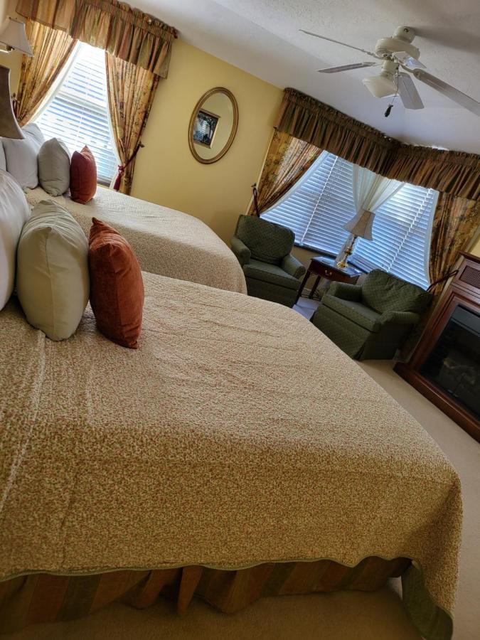 Queen Room with Two Queen Beds & Mountain View