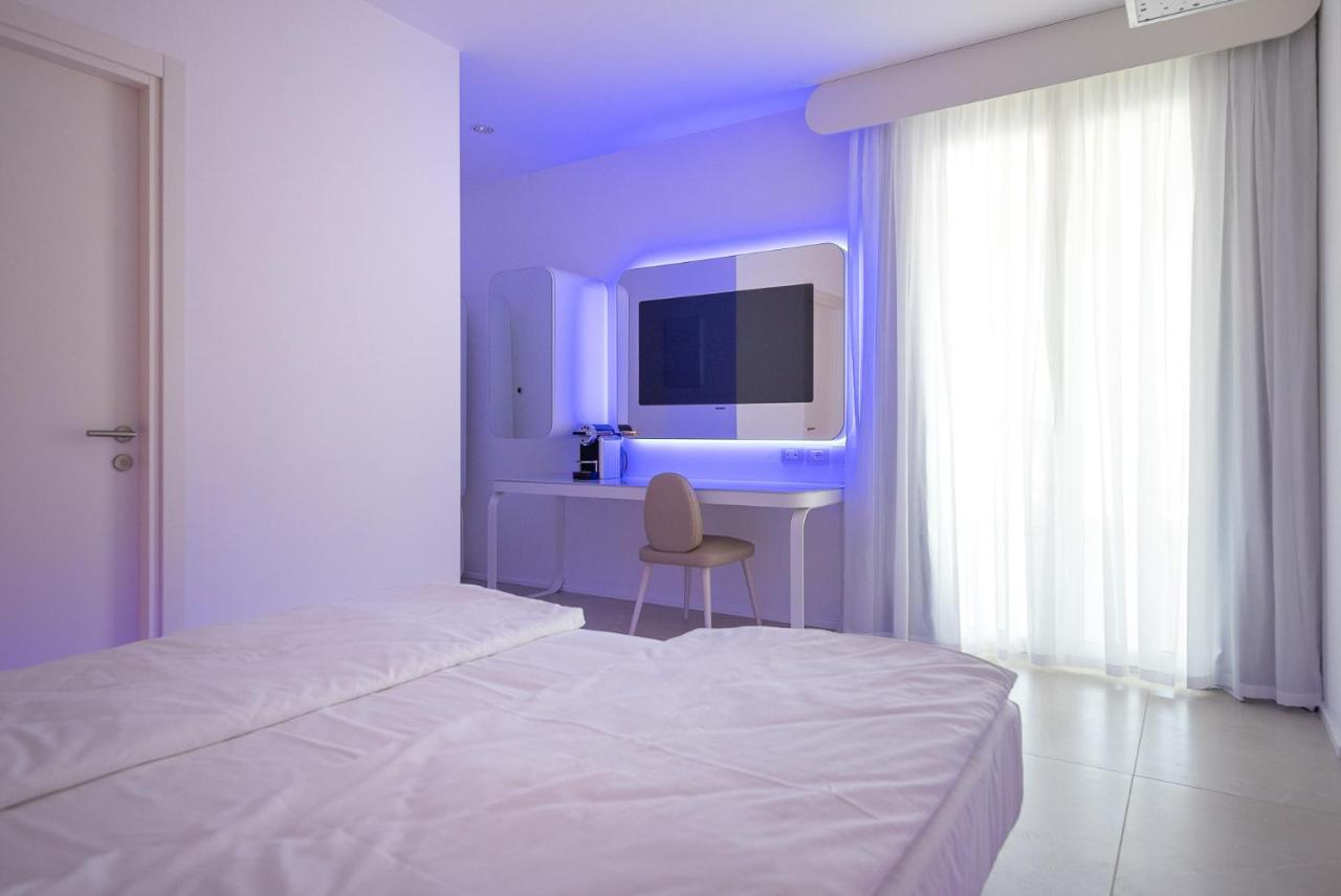 Superior King Room Jacuzzi Side Sea View