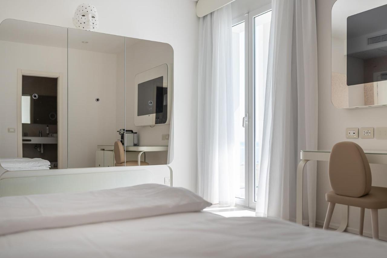 Double Room Jacuzzi Partial Sea View