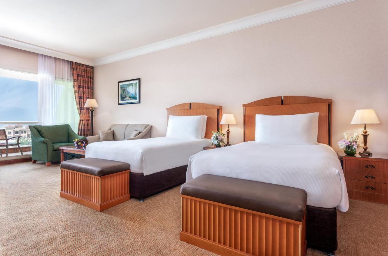 Zimmer mit Kingsize-Bett und Blick auf den Golf, kostenloser täglicher Shuttlebus zu den Sehenswürdigkeiten von Yas, der Yas Mall und der Großen Moschee