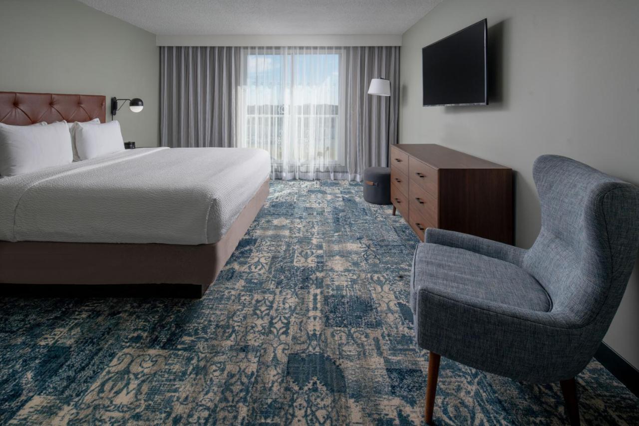One-Bedroom Deluxe King Suite with Sofa Bed and Roll-in Shower - Mobility Accessible