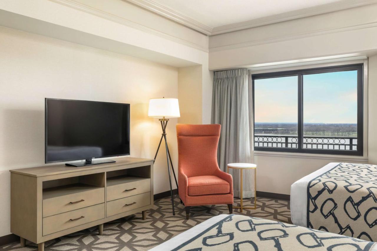 Executive One-Bedroom Queen Suite Non-Smoking or East Tower