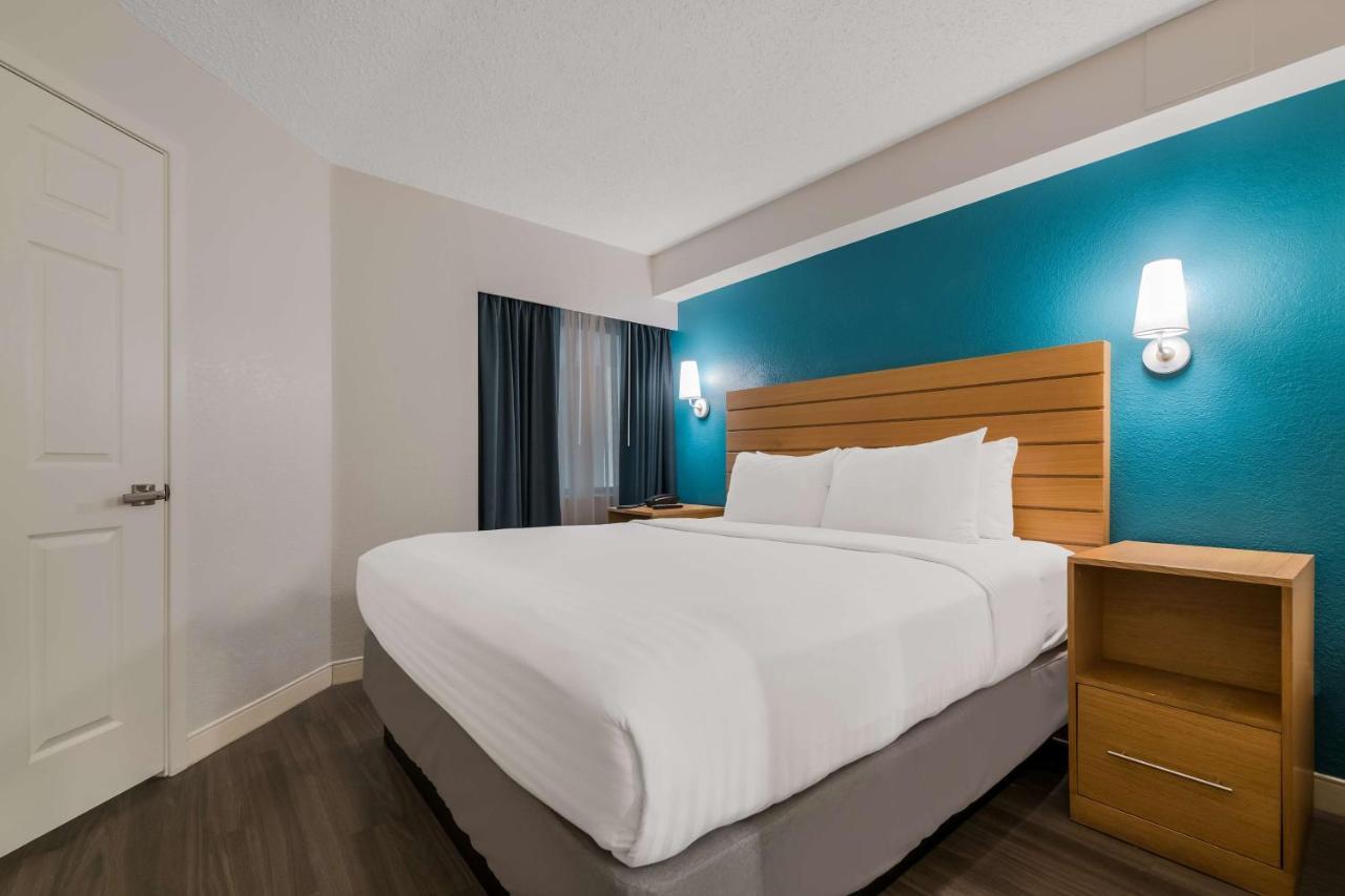 Mobility or Hearing One-Bedroom Queen Suite