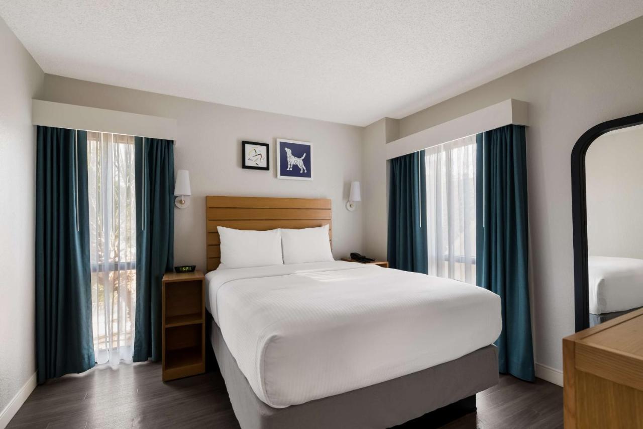 Mobility or Hearing One-Bedroom Queen Suite
