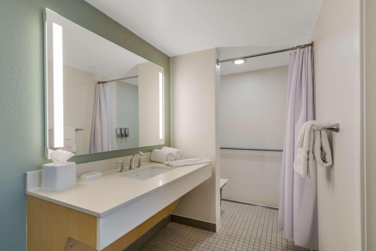 Mobility or Hearing One-Bedroom Queen Suite