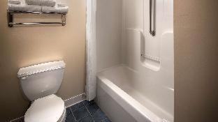 Queen Room Roll Shower Mobility Accessible or Non-Smoking