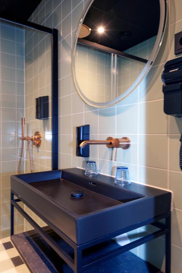 Deluxe Twin Room – Semi-Basement
