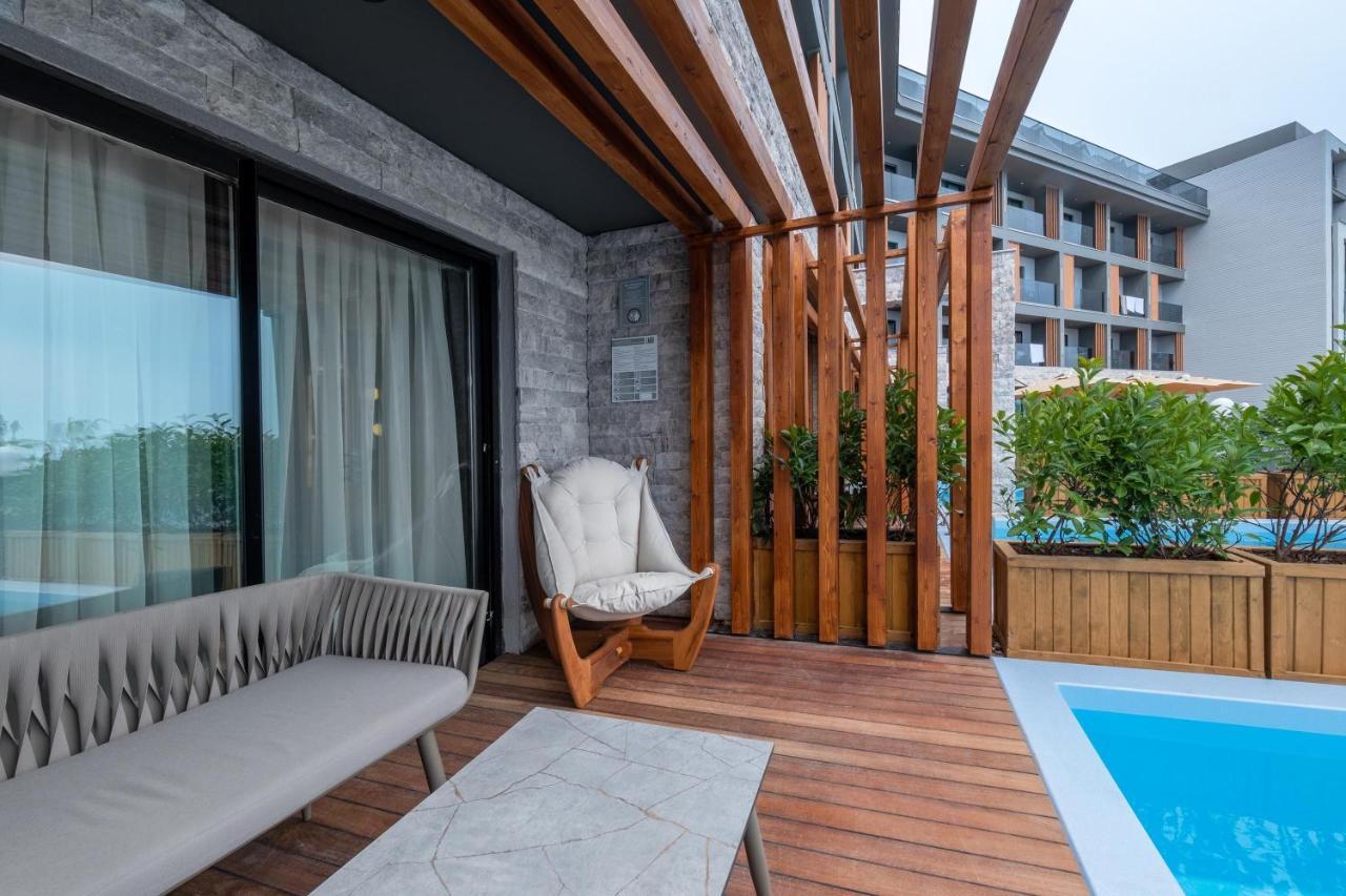 Swim-up Room Sea View
