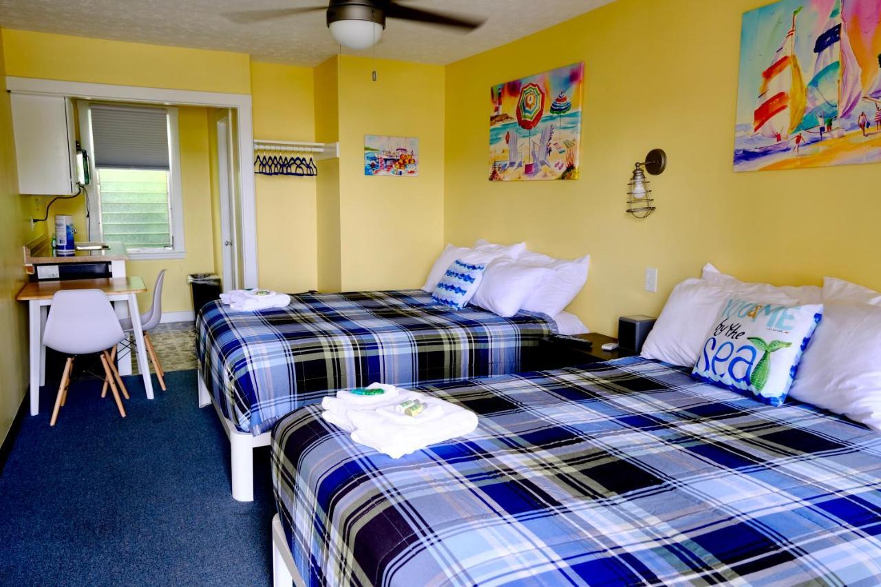 Two Queen Beds Kitchenette