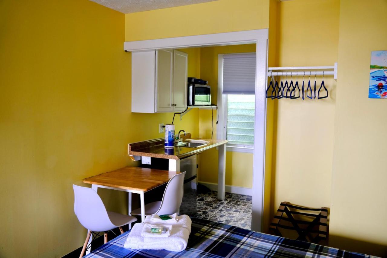 Two Queen Beds Kitchenette