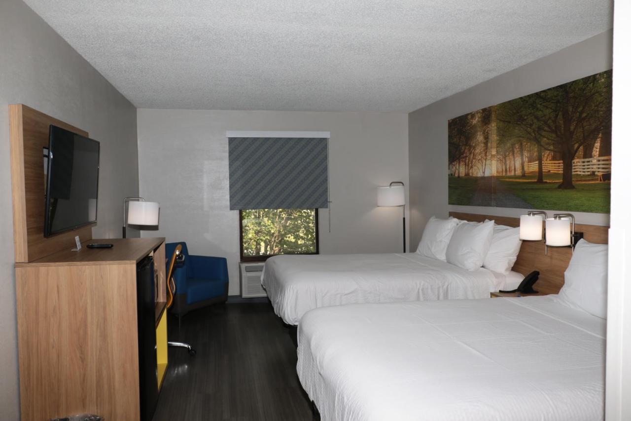 Queen Room with Two Queen Beds - Non-Smoking