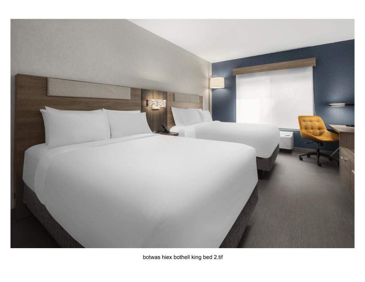 Queen Room with Two Queen Beds - Mobility Access Tub/Non-Smoking