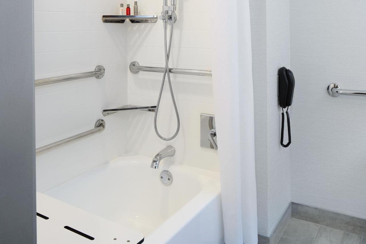King Room Adapted Tub Mobility Accessible