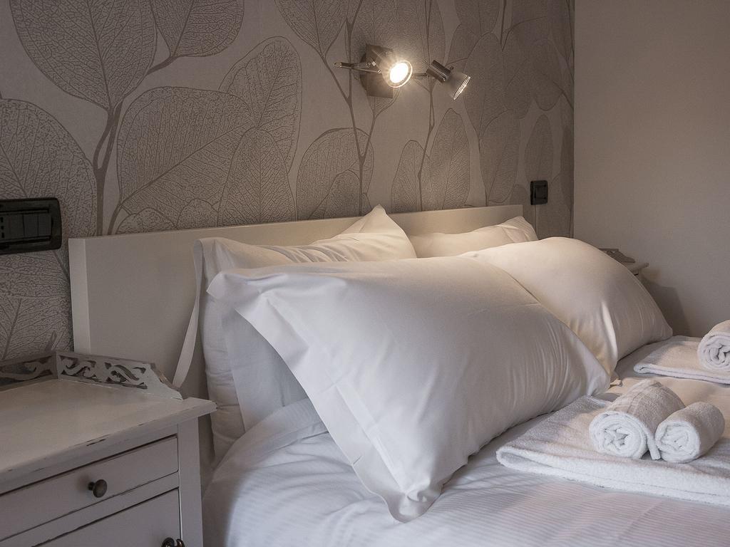 Deluxe Double Room Shower