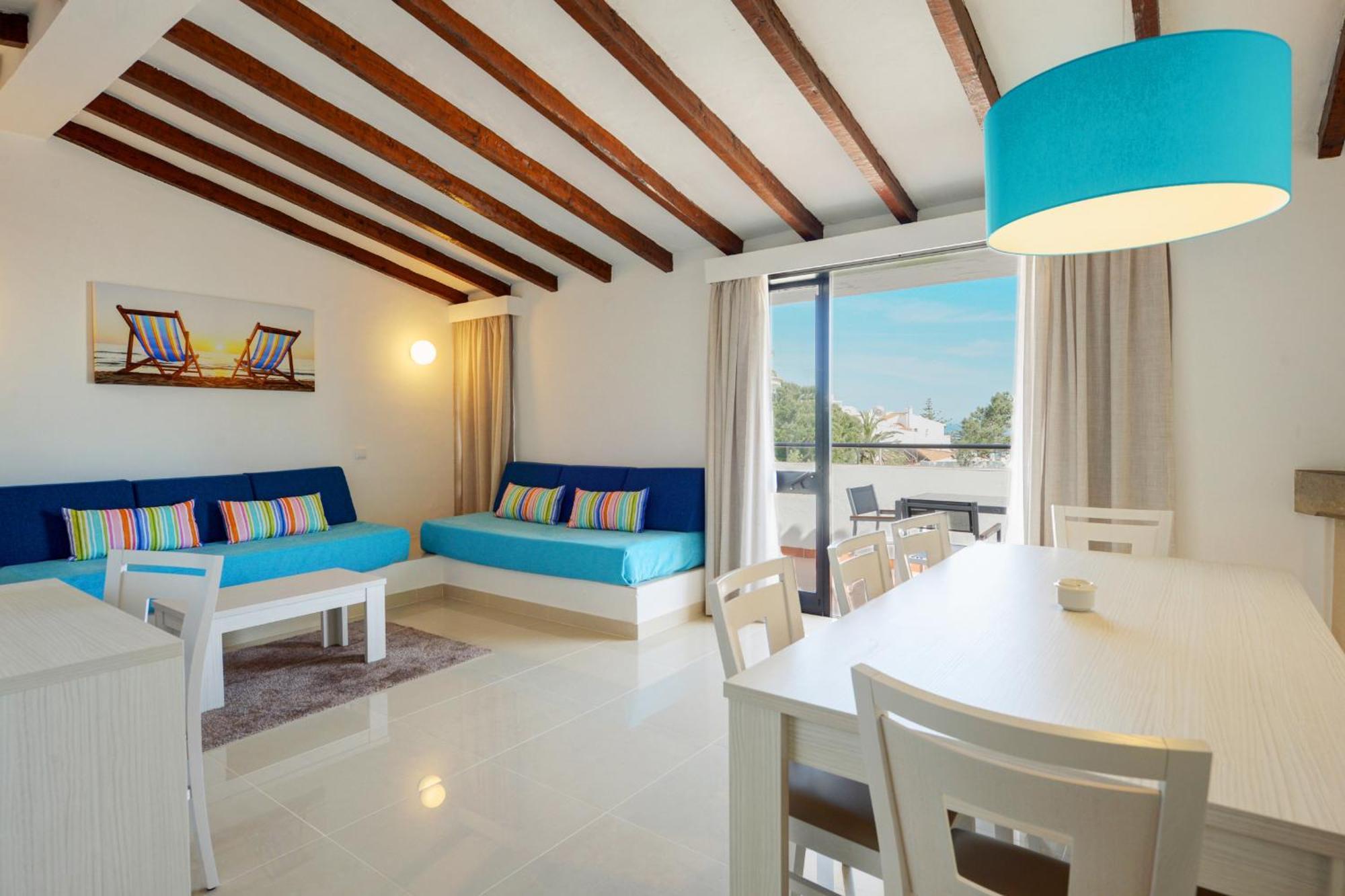 Deluxe Three-Bedroom Apartment with Sea View,1433289682:JPEG