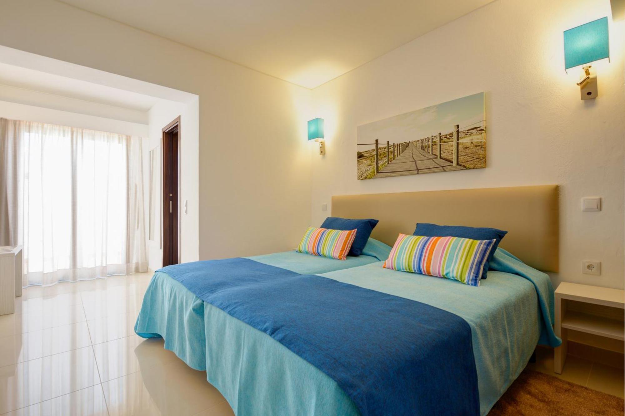 Deluxe Three-Bedroom Apartment Sea View