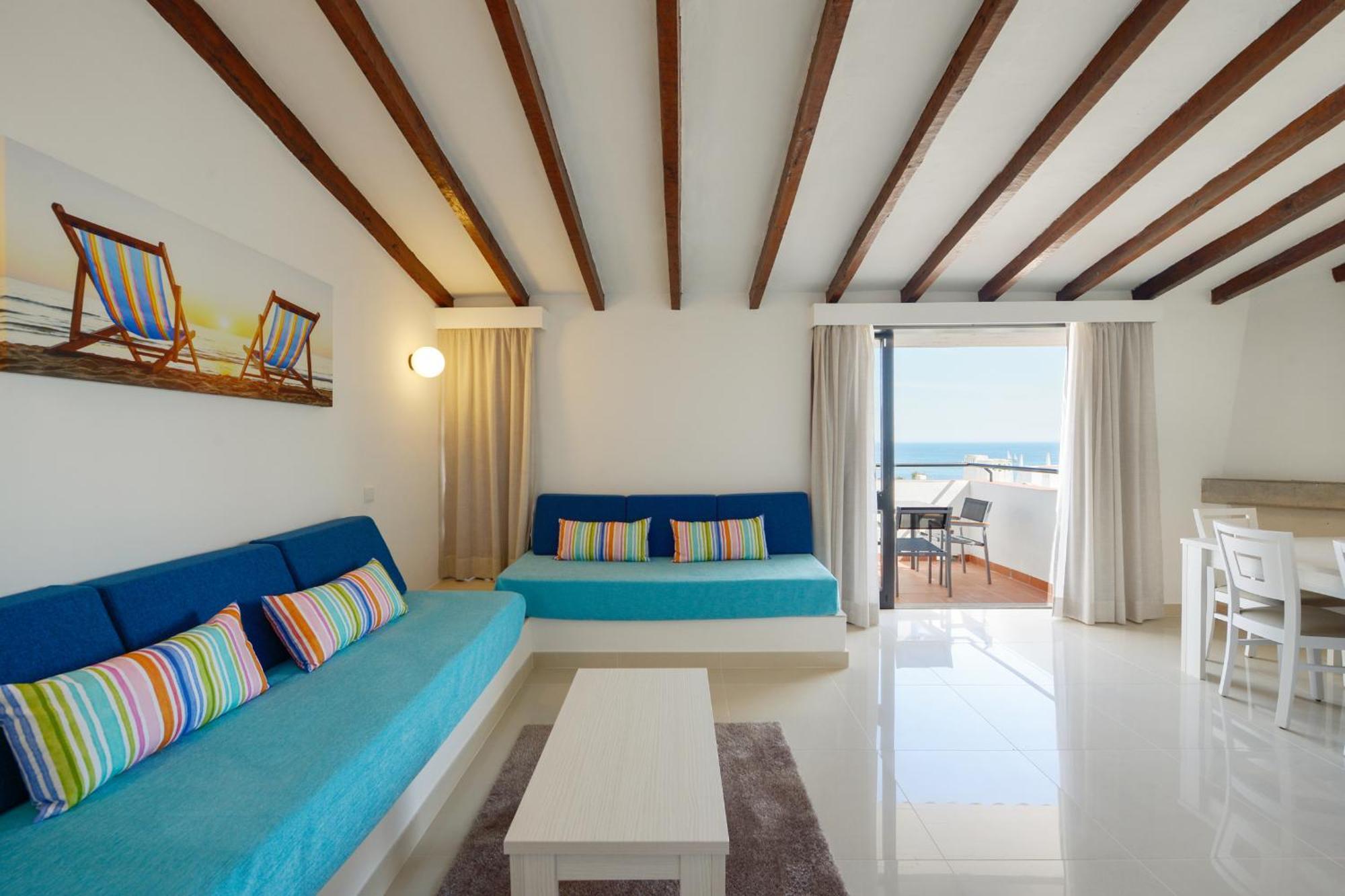 Deluxe Three-Bedroom Apartment Sea View
