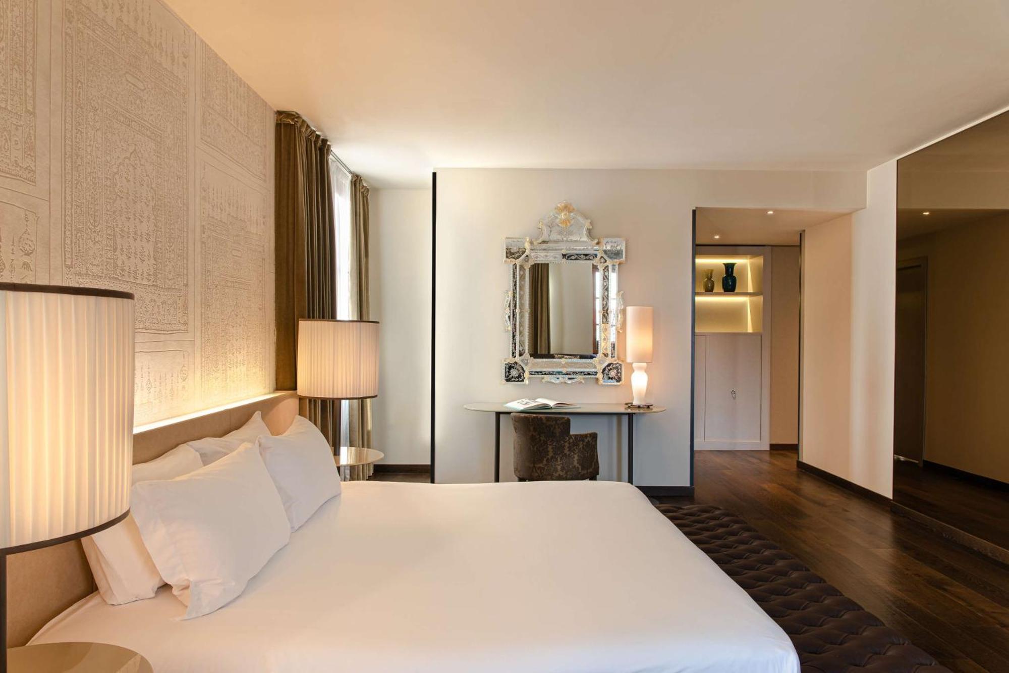 Junior King Suite Canal View