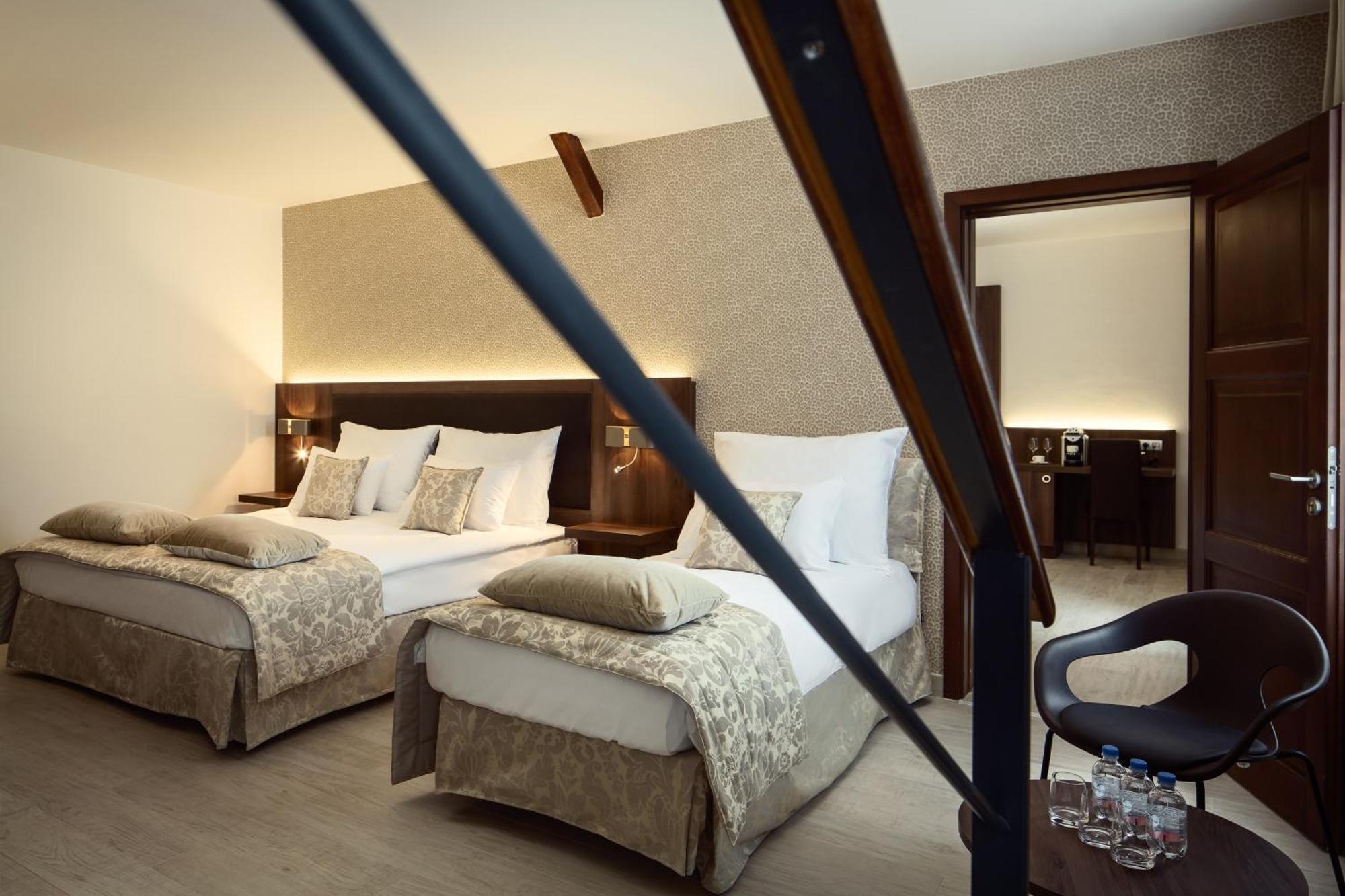 Connecting Room