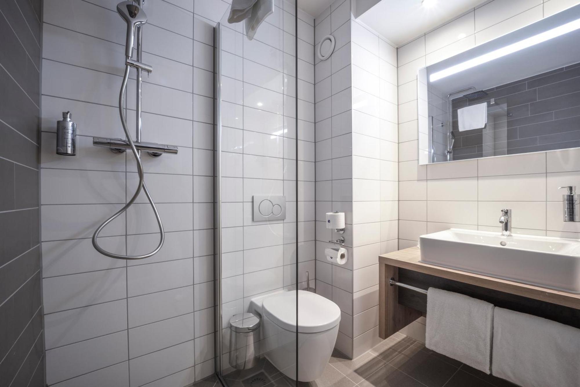 Standard Double Room Shower