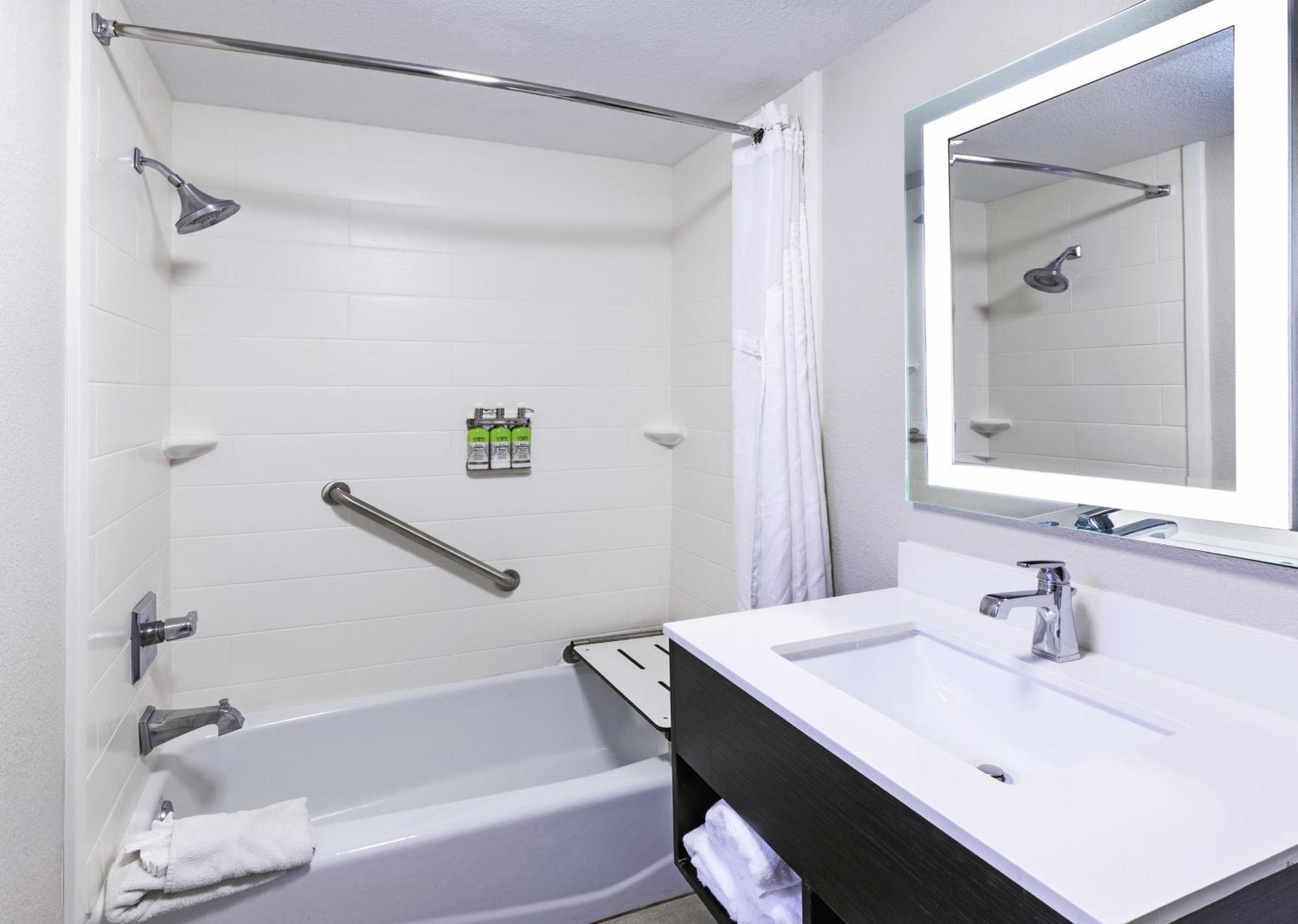 Standard Queen Room Two Queen Beds Mobility Accessible Tub