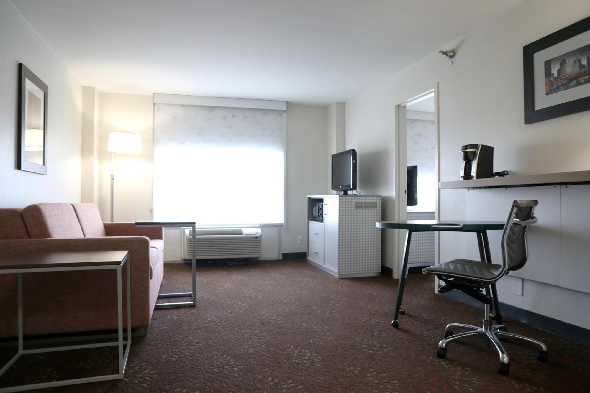 One-Bedroom Queen Suite
