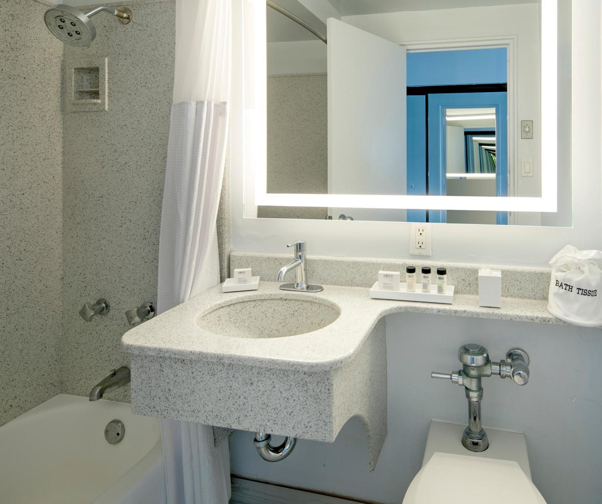 Quarto com Cama King-size e Vista do Mar