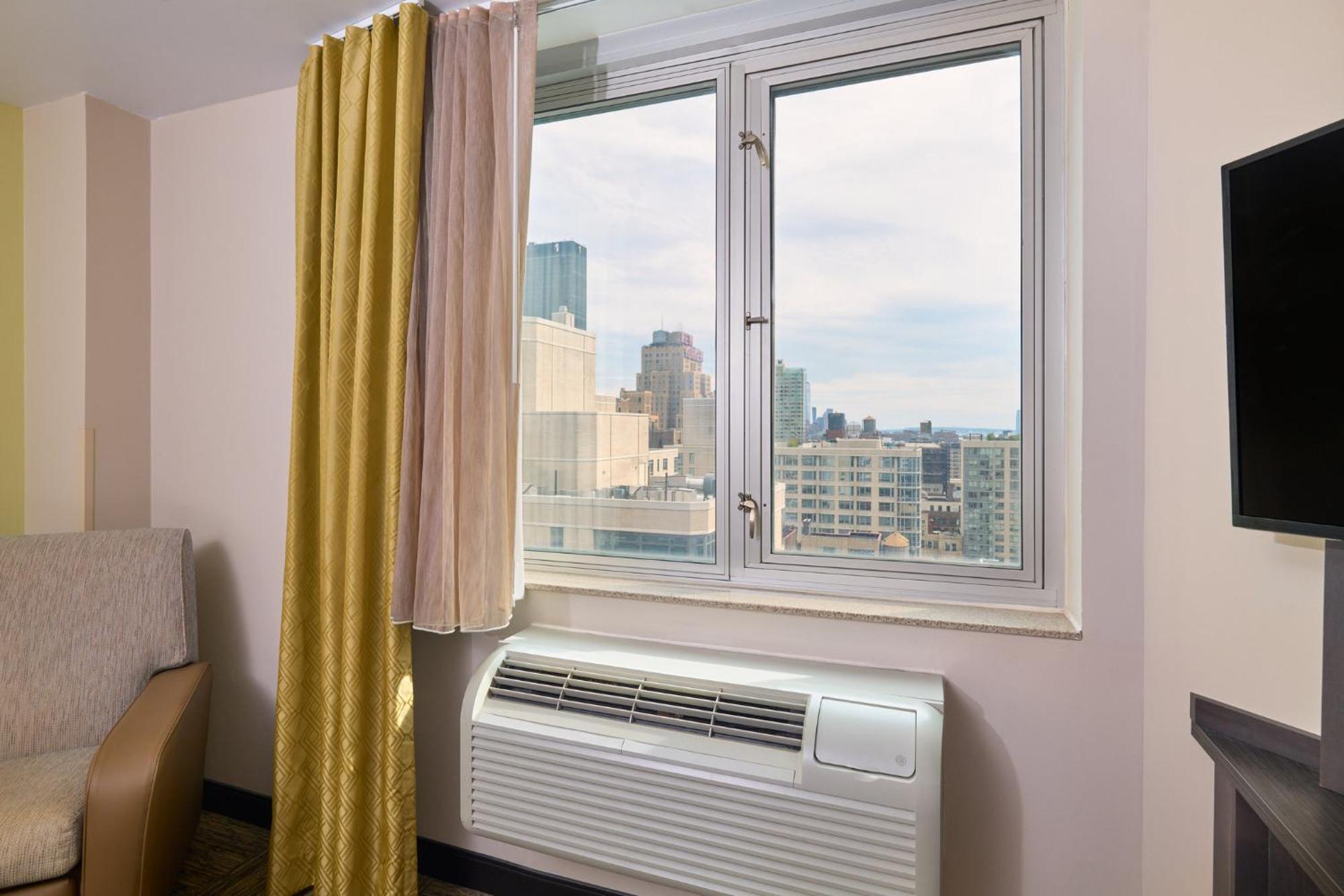 Studio Queen Suite High Floor