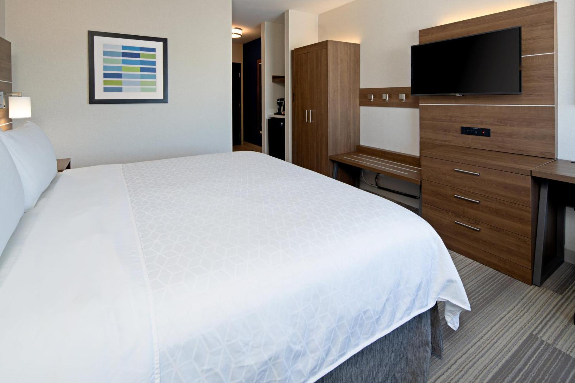 Standard King Room Mobility Accessible Tub